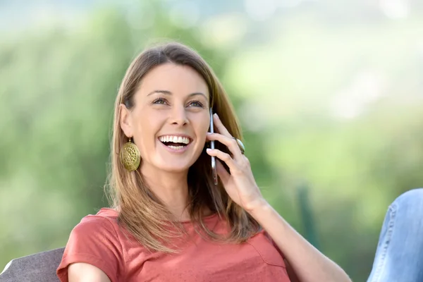 Kvinna i trädgård prata telefon — Stockfoto