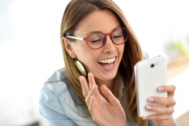 Eğleniyor kadın smartphone kullanarak