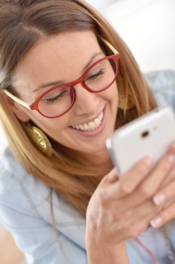Eğleniyor kadın smartphone kullanarak
