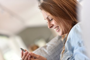 Akıllı telefon kullanan kadın