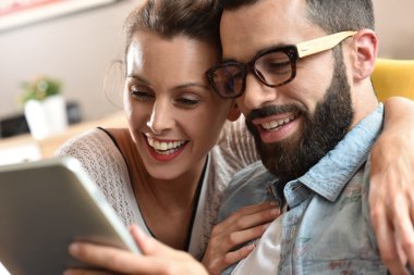 coupleusing dijital tablet 