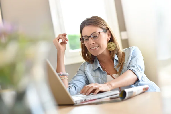 Geschäftsfrau arbeitet vom Homeoffice aus — Stockfoto