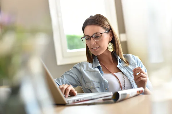 Empresaria que trabaja desde su oficina en casa — Foto de Stock