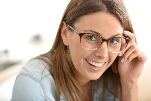 Mujer joven con anteojos —  Fotos de Stock