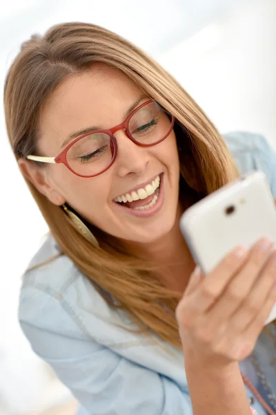 Frau hat Spaß mit Smartphone — Stockfoto