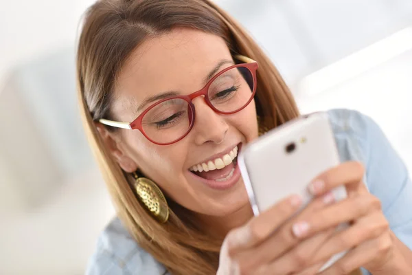 Vrouw plezier met smartphone — Stockfoto