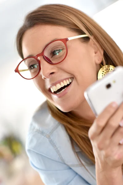 Mulher se divertindo usando smartphone — Fotografia de Stock