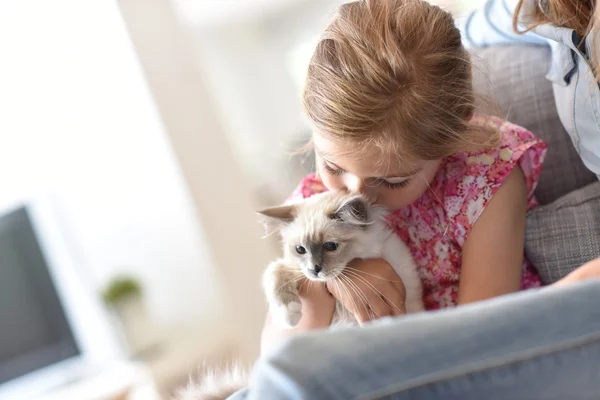 Liten flicka pussar kattunge — Stockfoto