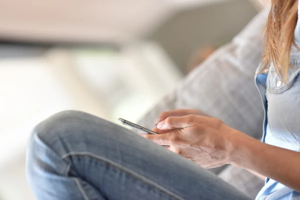 Las manos de la mujer usando smartphone —  Fotos de Stock