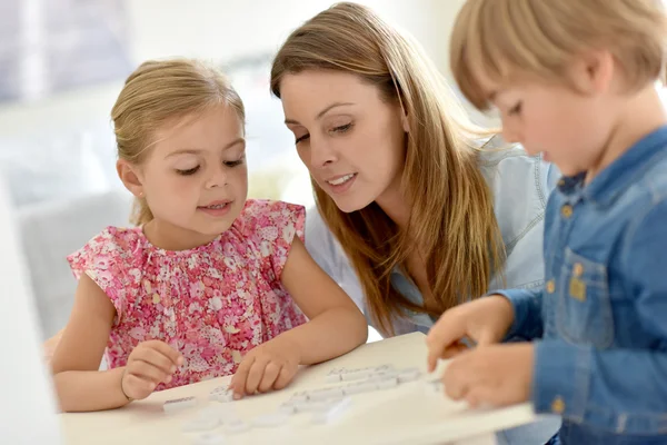 Kinder mit Mama beim Spielen — Stockfoto