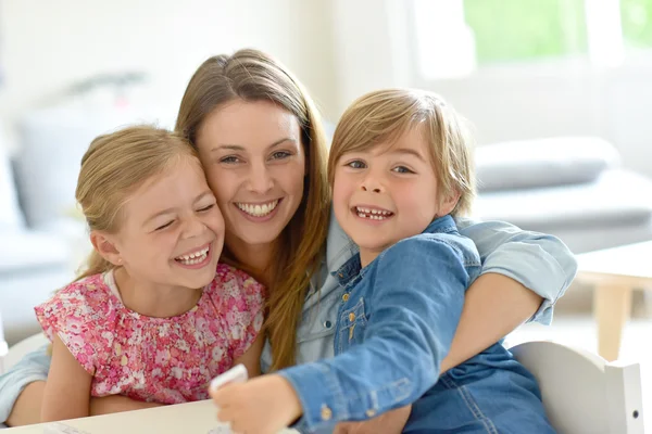 Mama z dziećmi uśmiechający się — Zdjęcie stockowe