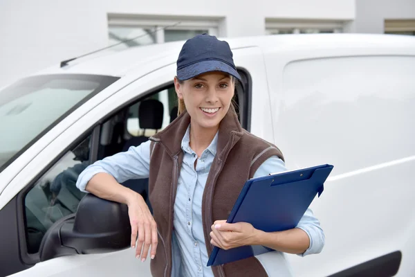 Delivery woman standing — Stock Photo, Image