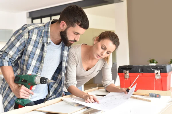 Couple assembling new furniture — Stock Photo, Image