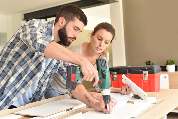 Paar baut neue Möbel zusammen — Stockfoto