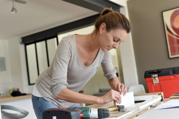 Frau baut neue Möbel zusammen — Stockfoto