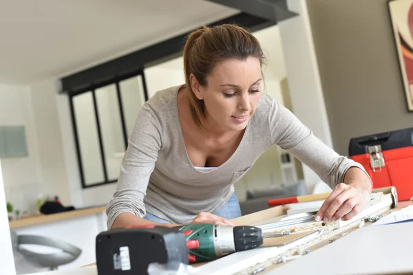 Mujer montando muebles nuevos —  Fotos de Stock