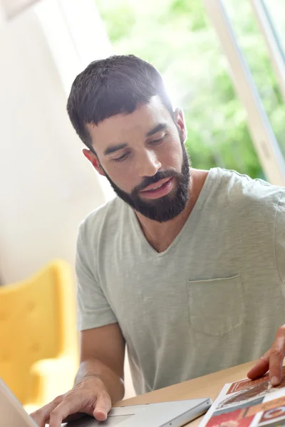 ラップトップ コンピューターに接続されている男 — ストック写真