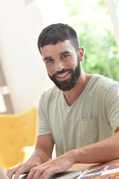 Man connected on laptop computer — Stock Photo, Image