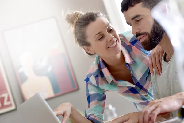 Couple looking at  website on laptop — Stock Photo, Image