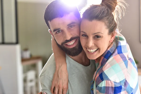 Casal abraçando uns aos outros — Fotografia de Stock