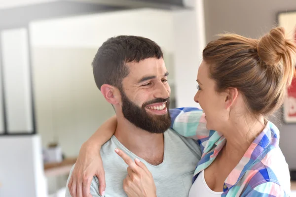 Casal abraçando uns aos outros — Fotografia de Stock