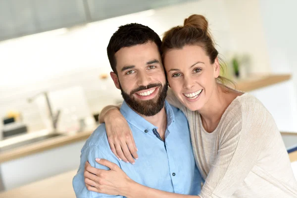 Casal abraçando uns aos outros — Fotografia de Stock