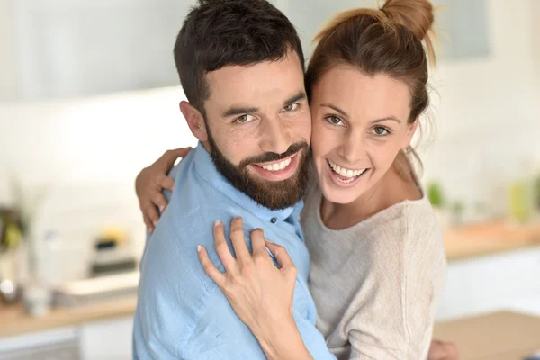 Casal abraçando uns aos outros — Fotografia de Stock