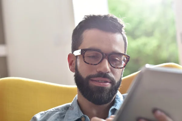 Guy  using digital tablet — Stock Photo, Image