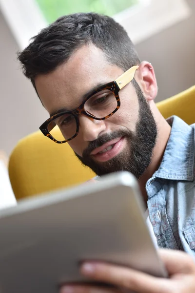 Ragazzo utilizzando tablet digitale — Foto Stock