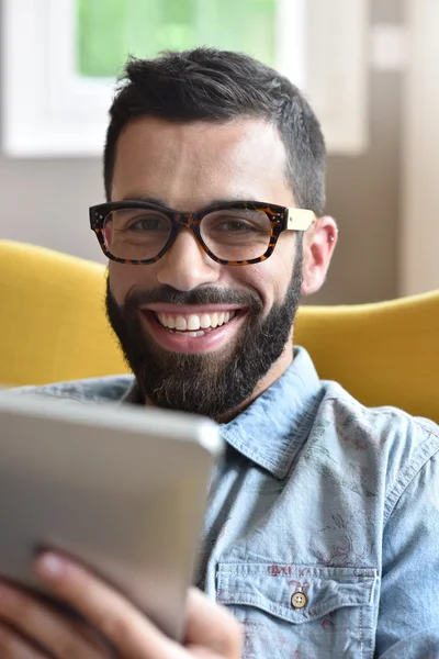 Guy  using digital tablet — Stock Photo, Image