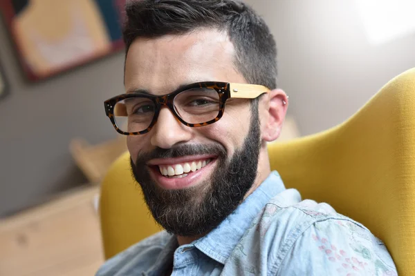 Hipster kerel glimlachen — Stockfoto