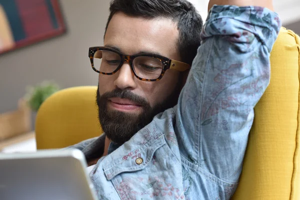 Guy  using digital tablet — Stock Photo, Image