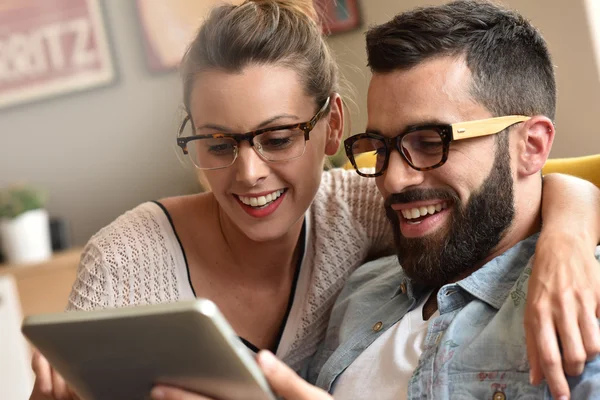 Coupleusing digitální tablet — Stock fotografie