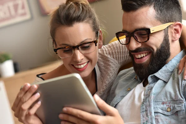 Coupleusing digitální tablet — Stock fotografie