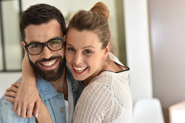 Casal abraçando uns aos outros — Fotografia de Stock