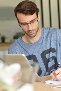 Dijital tablet üzerinde çalışan adam