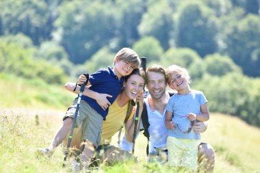 mutlu aile hiking gün