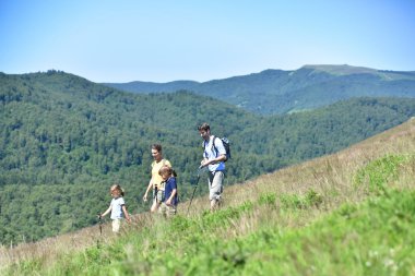 Aile dört yürüyüş 