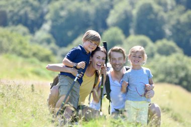 mutlu aile hiking gün