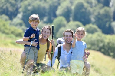 mutlu aile hiking gün