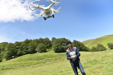 Adam işleme dron