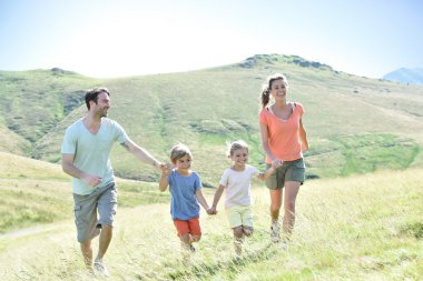 Tepeden aşağı çalışan aile