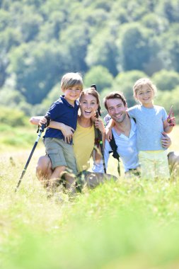 mutlu aile hiking gün