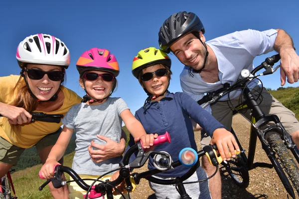 Familia feliz en un día de ciclismo — Foto de Stock