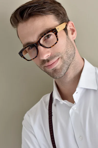 Cara vestindo óculos e suspensórios — Fotografia de Stock