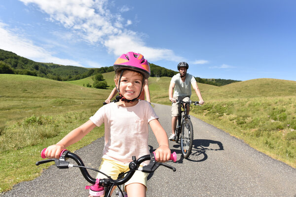 маленькая девочка на велосипеде
 