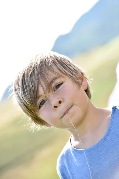 Mały chłopiec z nóż do trawy — Zdjęcie stockowe