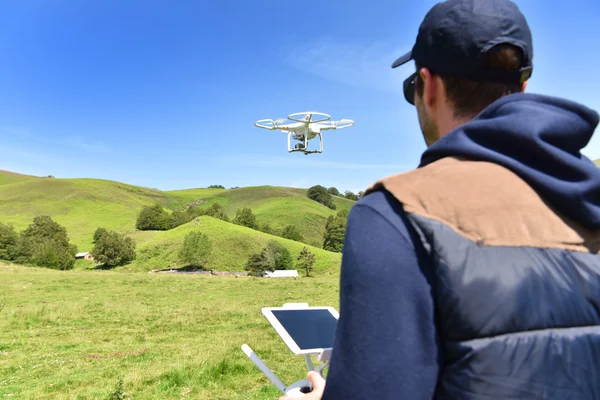 Man handling drone — Stock Photo, Image