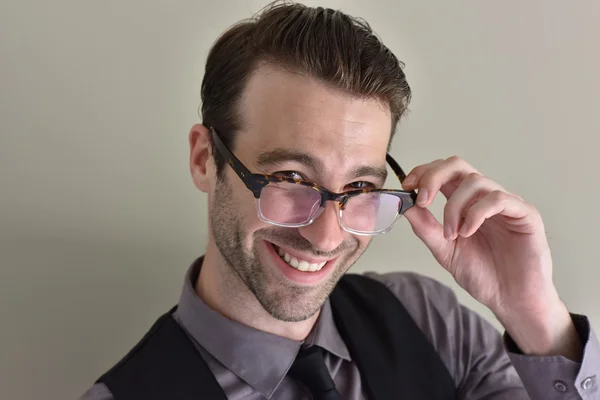 Ragazzo elegante che indossa occhiali da vista — Foto Stock