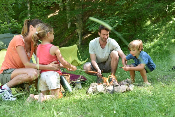 Familie camping en koken worst — Stockfoto